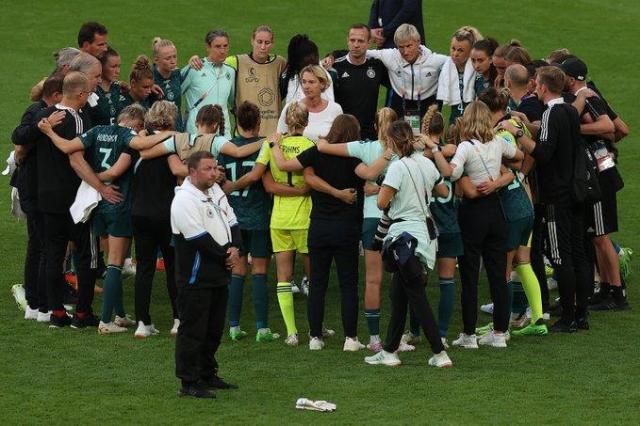 开云体育网址-三狮女足封后年轻队长落泪：终将多年偏见踩在脚底